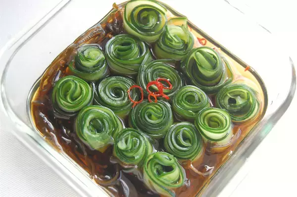 「【きゅうり大量消費】薄切りきゅうりをクルクル巻いて…これはもはや、料亭の一品！「胡瓜★やばい漬け」作ってみた♪」の画像