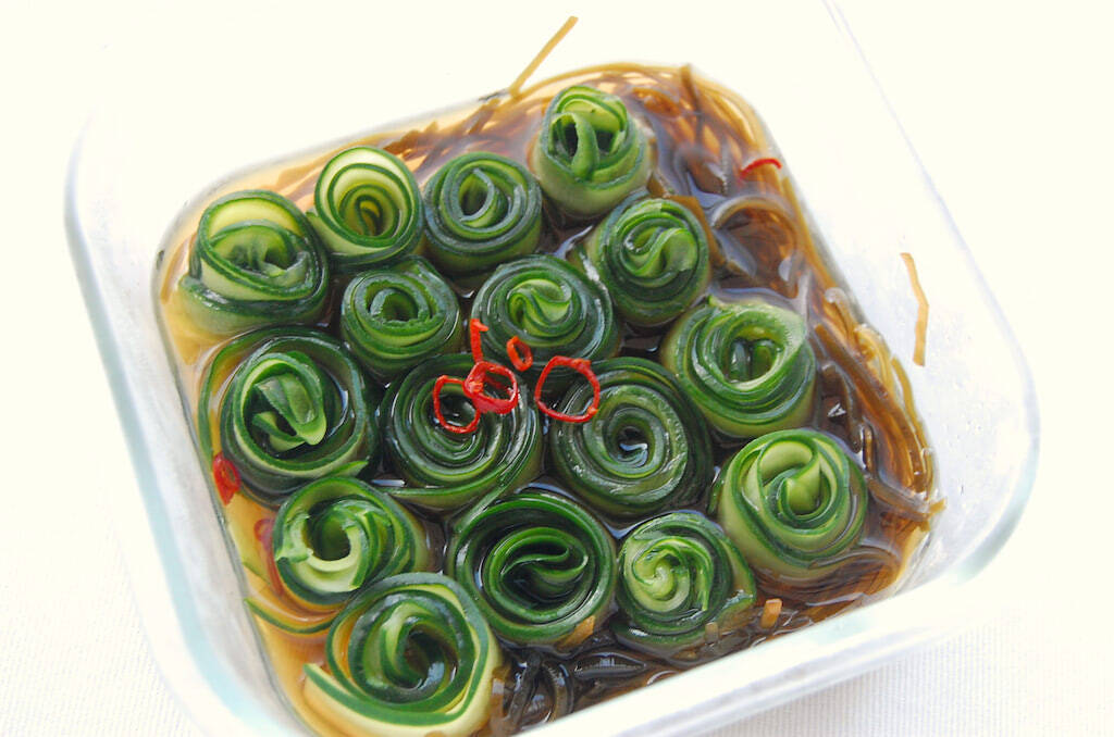 【きゅうり大量消費】薄切りきゅうりをクルクル巻いて…これはもはや、料亭の一品！「胡瓜★やばい漬け」作ってみた♪