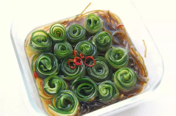 「【きゅうり大量消費】薄切りきゅうりをクルクル巻いて…これはもはや、料亭の一品！「胡瓜★やばい漬け」作ってみた♪」の画像