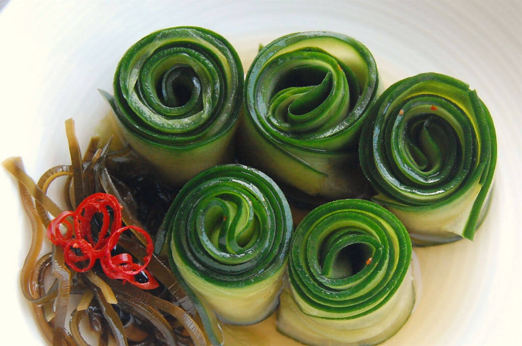 【きゅうり大量消費】薄切りきゅうりをクルクル巻いて…これはもはや、料亭の一品！「胡瓜★やばい漬け」作ってみた♪