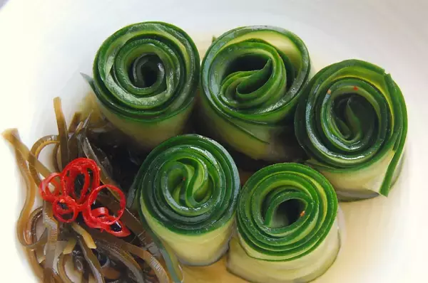 「【きゅうり大量消費】薄切りきゅうりをクルクル巻いて…これはもはや、料亭の一品！「胡瓜★やばい漬け」作ってみた♪」の画像
