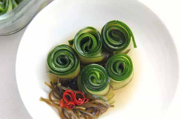 「【きゅうり大量消費】薄切りきゅうりをクルクル巻いて…これはもはや、料亭の一品！「胡瓜★やばい漬け」作ってみた♪」の画像