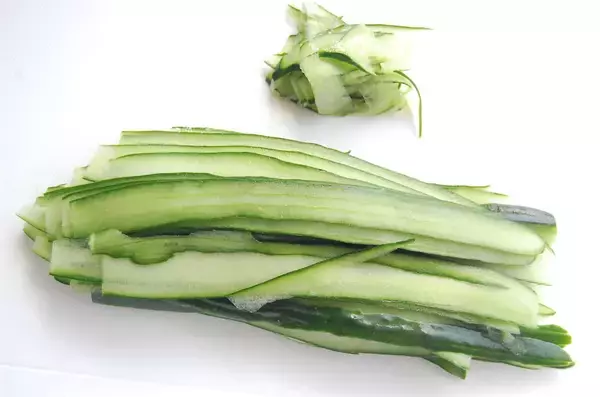 「【きゅうり大量消費】薄切りきゅうりをクルクル巻いて…これはもはや、料亭の一品！「胡瓜★やばい漬け」作ってみた♪」の画像