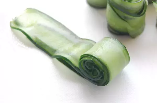 「【きゅうり大量消費】薄切りきゅうりをクルクル巻いて…これはもはや、料亭の一品！「胡瓜★やばい漬け」作ってみた♪」の画像