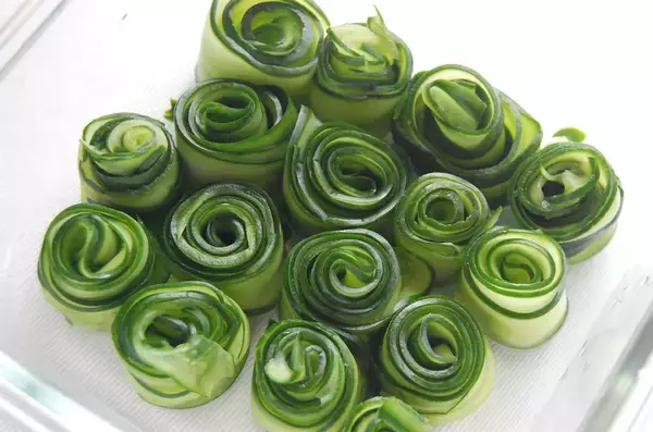 「【きゅうり大量消費】薄切りきゅうりをクルクル巻いて…これはもはや、料亭の一品！「胡瓜★やばい漬け」作ってみた♪」の画像