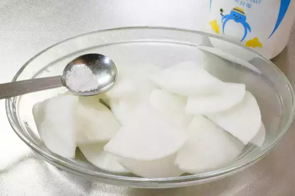 「【爆速すぎる30秒漬け物】軽～く塩揉みしたら…え、レンチン!?意外すぎる「きゅうりの浅漬け」漬けよう」の画像