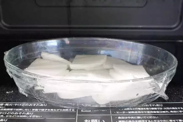 「【爆速すぎる30秒漬け物】軽～く塩揉みしたら…え、レンチン!?意外すぎる「きゅうりの浅漬け」漬けよう」の画像