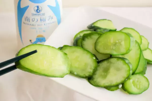 「【爆速すぎる30秒漬け物】軽～く塩揉みしたら…え、レンチン!?意外すぎる「きゅうりの浅漬け」漬けよう」の画像