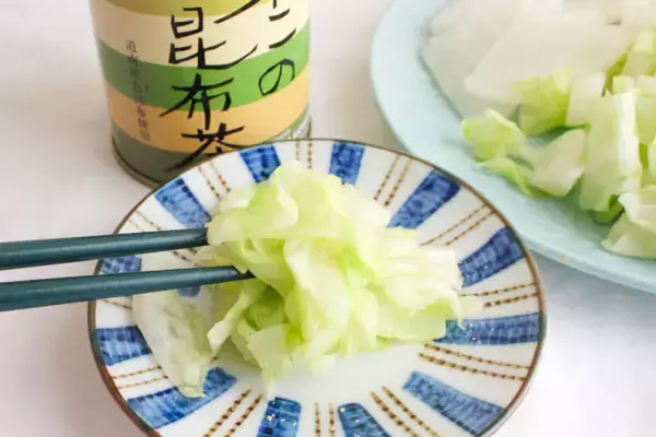 「【爆速すぎる30秒漬け物】軽～く塩揉みしたら…え、レンチン!?意外すぎる「きゅうりの浅漬け」漬けよう」の画像