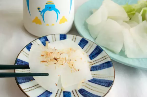 「【爆速すぎる30秒漬け物】軽～く塩揉みしたら…え、レンチン!?意外すぎる「きゅうりの浅漬け」漬けよう」の画像