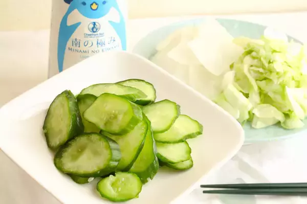 「【爆速すぎる30秒漬け物】軽～く塩揉みしたら…え、レンチン!?意外すぎる「きゅうりの浅漬け」漬けよう」の画像