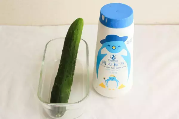 「【爆速すぎる30秒漬け物】軽～く塩揉みしたら…え、レンチン!?意外すぎる「きゅうりの浅漬け」漬けよう」の画像