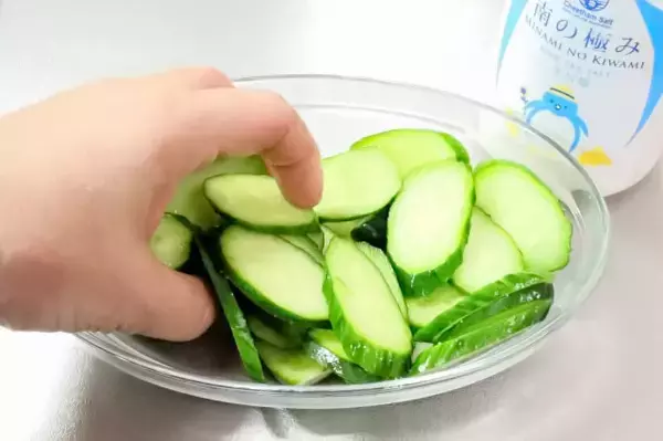 「【爆速すぎる30秒漬け物】軽～く塩揉みしたら…え、レンチン!?意外すぎる「きゅうりの浅漬け」漬けよう」の画像