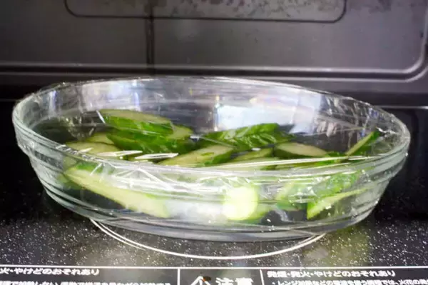 「【爆速すぎる30秒漬け物】軽～く塩揉みしたら…え、レンチン!?意外すぎる「きゅうりの浅漬け」漬けよう」の画像
