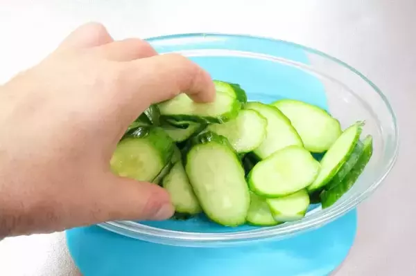 「【爆速すぎる30秒漬け物】軽～く塩揉みしたら…え、レンチン!?意外すぎる「きゅうりの浅漬け」漬けよう」の画像