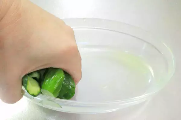 「【爆速すぎる30秒漬け物】軽～く塩揉みしたら…え、レンチン!?意外すぎる「きゅうりの浅漬け」漬けよう」の画像