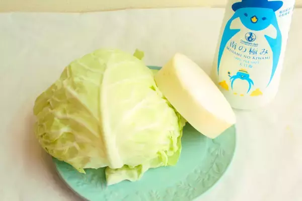 「【爆速すぎる30秒漬け物】軽～く塩揉みしたら…え、レンチン!?意外すぎる「きゅうりの浅漬け」漬けよう」の画像