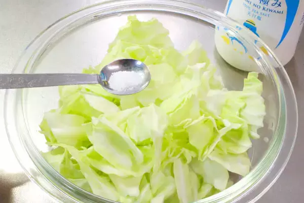 「【爆速すぎる30秒漬け物】軽～く塩揉みしたら…え、レンチン!?意外すぎる「きゅうりの浅漬け」漬けよう」の画像