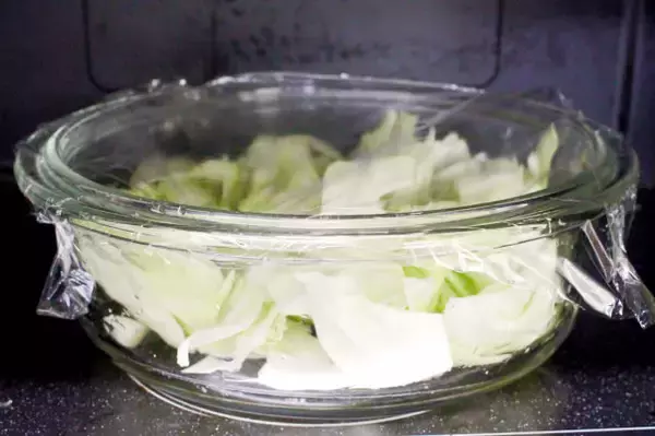 「【爆速すぎる30秒漬け物】軽～く塩揉みしたら…え、レンチン!?意外すぎる「きゅうりの浅漬け」漬けよう」の画像