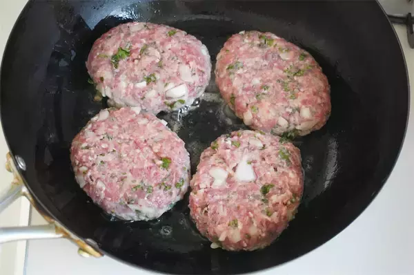 「【加熱すると苦くないってホント？】パセリを大量投入して「和風煮込みハンバーグ」作ってみた！【農家直伝】」の画像