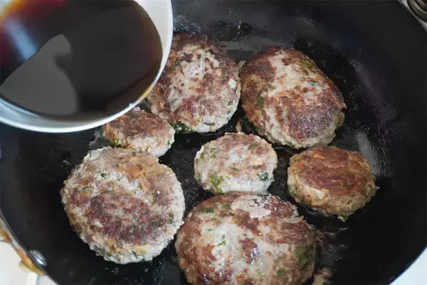 「【加熱すると苦くないってホント？】パセリを大量投入して「和風煮込みハンバーグ」作ってみた！【農家直伝】」の画像