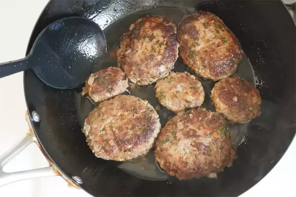 「【加熱すると苦くないってホント？】パセリを大量投入して「和風煮込みハンバーグ」作ってみた！【農家直伝】」の画像