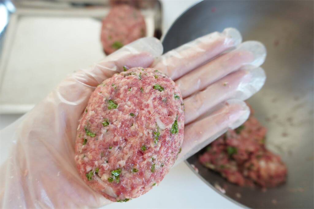 【加熱すると苦くないってホント？】パセリを大量投入して「和風煮込みハンバーグ」作ってみた！【農家直伝】
