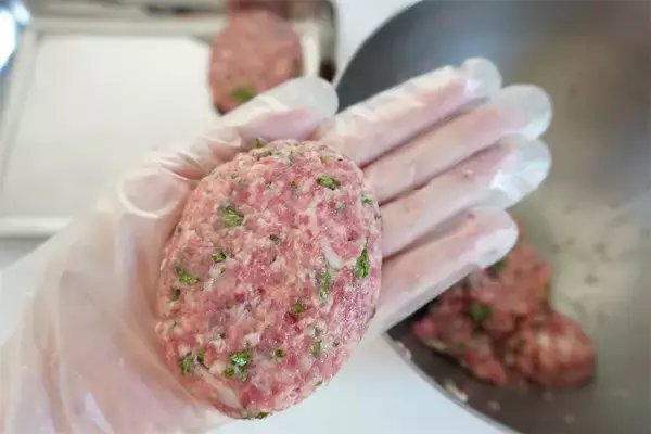 「【加熱すると苦くないってホント？】パセリを大量投入して「和風煮込みハンバーグ」作ってみた！【農家直伝】」の画像
