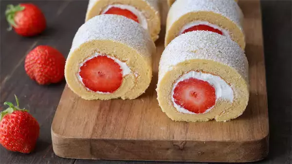 【中身ほぼいちご♡】米粉で驚きのしっとり食感♪「いちごのロールケーキ」は感動の口溶け【元パティシエ直伝】