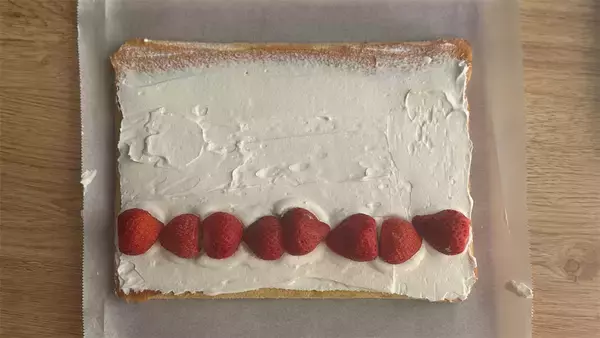 「【中身ほぼいちご♡】米粉で驚きのしっとり食感♪「いちごのロールケーキ」は感動の口溶け【元パティシエ直伝】」の画像