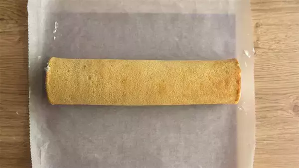 「【中身ほぼいちご♡】米粉で驚きのしっとり食感♪「いちごのロールケーキ」は感動の口溶け【元パティシエ直伝】」の画像