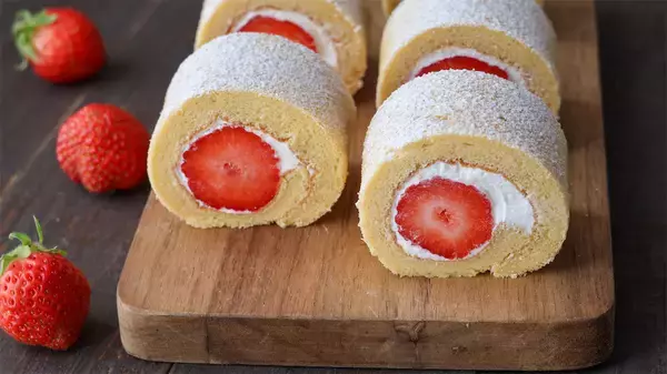 「【中身ほぼいちご♡】米粉で驚きのしっとり食感♪「いちごのロールケーキ」は感動の口溶け【元パティシエ直伝】」の画像