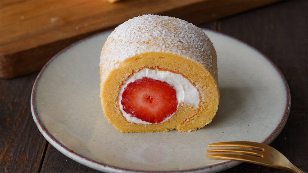【中身ほぼいちご♡】米粉で驚きのしっとり食感♪「いちごのロールケーキ」は感動の口溶け【元パティシエ直伝】