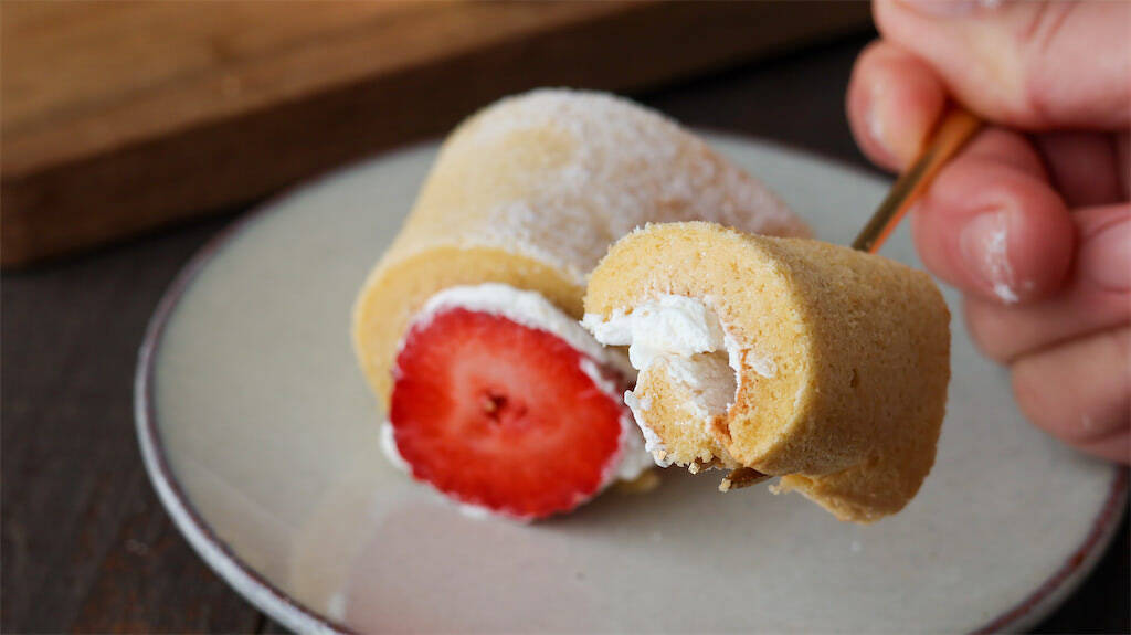 【中身ほぼいちご♡】米粉で驚きのしっとり食感♪「いちごのロールケーキ」は感動の口溶け【元パティシエ直伝】