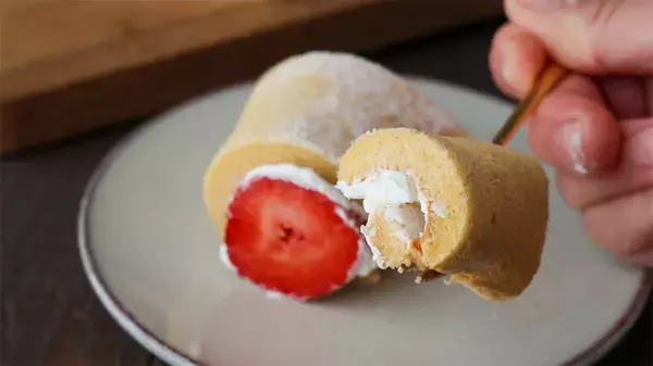「【中身ほぼいちご♡】米粉で驚きのしっとり食感♪「いちごのロールケーキ」は感動の口溶け【元パティシエ直伝】」の画像