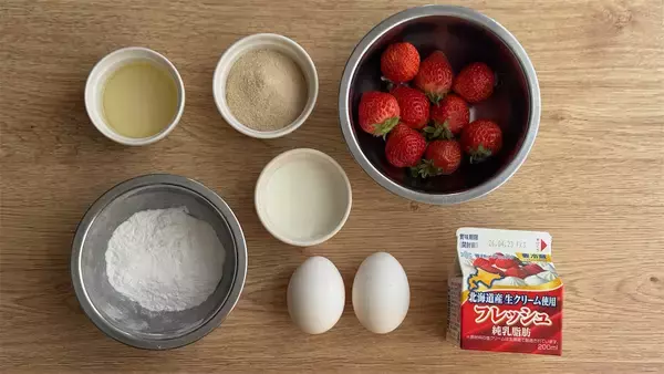 「【中身ほぼいちご♡】米粉で驚きのしっとり食感♪「いちごのロールケーキ」は感動の口溶け【元パティシエ直伝】」の画像