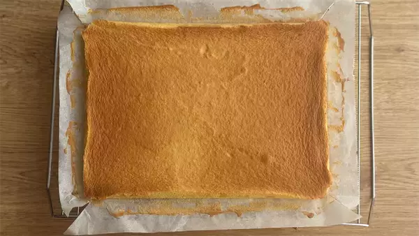 「【中身ほぼいちご♡】米粉で驚きのしっとり食感♪「いちごのロールケーキ」は感動の口溶け【元パティシエ直伝】」の画像