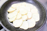 「【海外動画レシピ】カリッカリでチーズが伸び～る「ポテトパンケーキ」♪ミルフィーユなポテトがお口でほどけるの♡」の画像6