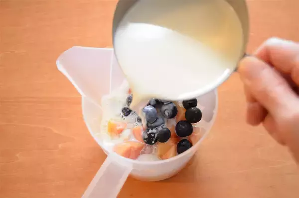 「【5分で作れる贅沢スムージー】桃とブルーベリーで作ってみた！牛乳仕立てでサラリ軽やか【長野の農家激推し】」の画像
