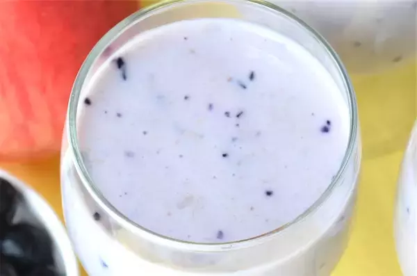 「【5分で作れる贅沢スムージー】桃とブルーベリーで作ってみた！牛乳仕立てでサラリ軽やか【長野の農家激推し】」の画像