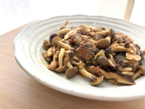 【サバ缶でスピード飯！】ワンパンで炒めるだけ「きのこのサバ缶みそ炒め」作ってみた！みそバターがやみつき♡