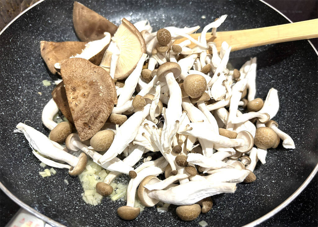 【サバ缶でスピード飯！】ワンパンで炒めるだけ「きのこのサバ缶みそ炒め」作ってみた！みそバターがやみつき♡