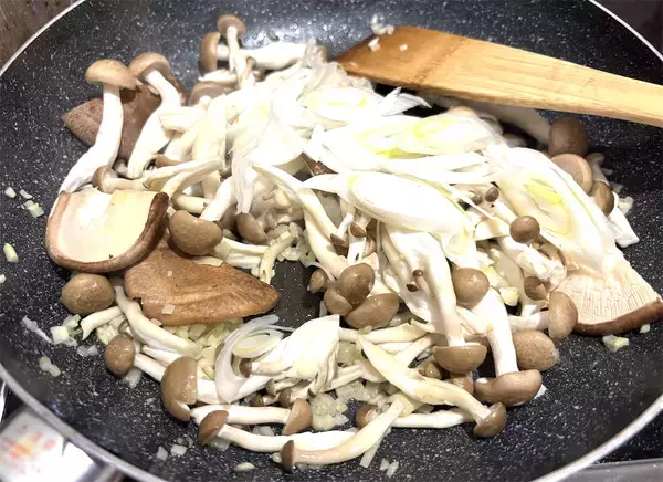 「【サバ缶でスピード飯！】ワンパンで炒めるだけ「きのこのサバ缶みそ炒め」作ってみた！みそバターがやみつき♡」の画像