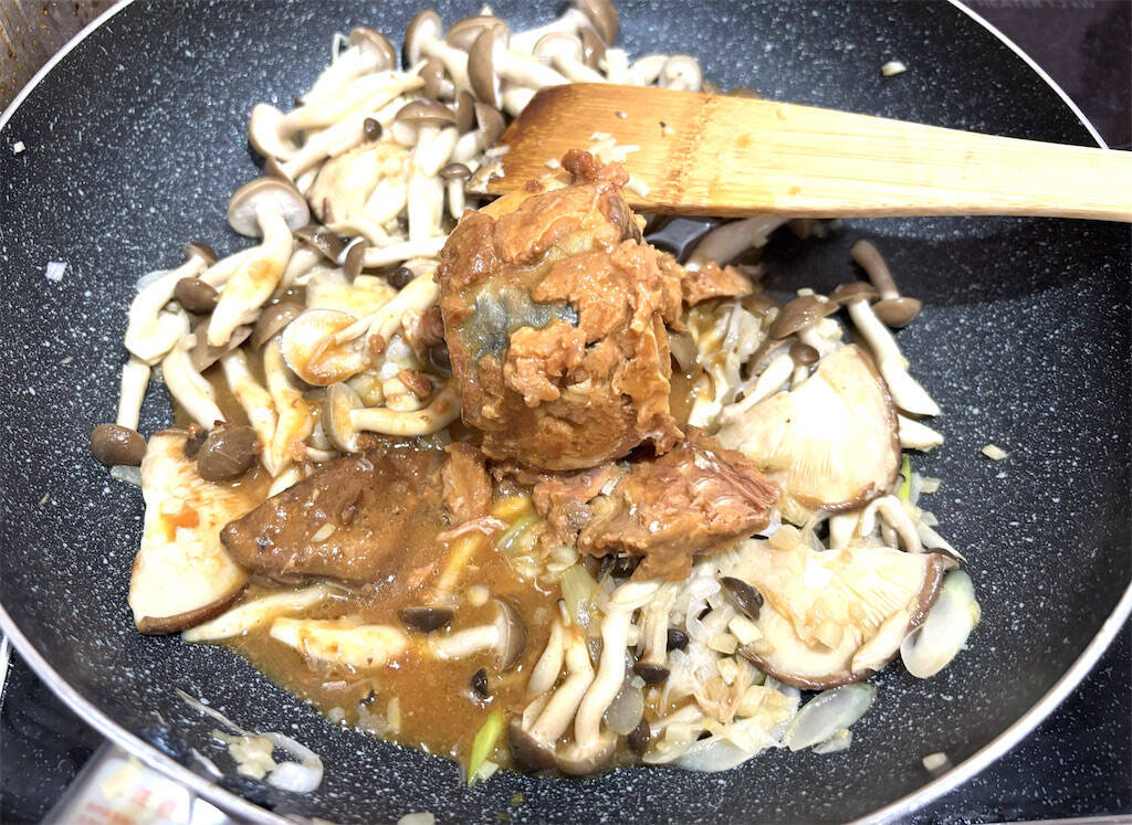 【サバ缶でスピード飯！】ワンパンで炒めるだけ「きのこのサバ缶みそ炒め」作ってみた！みそバターがやみつき♡