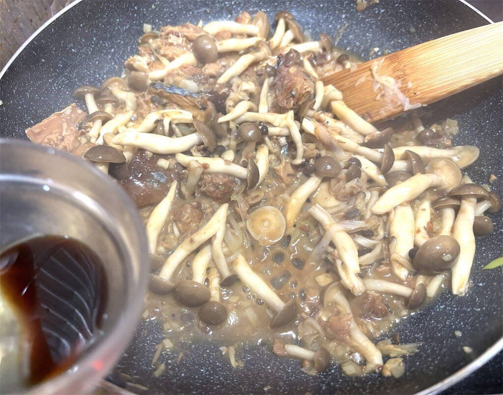 【サバ缶でスピード飯！】ワンパンで炒めるだけ「きのこのサバ缶みそ炒め」作ってみた！みそバターがやみつき♡