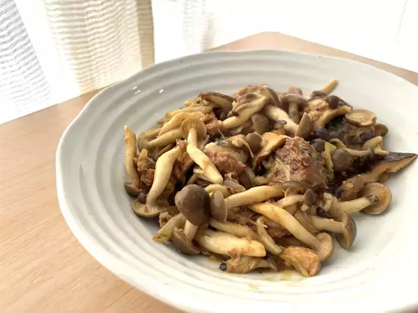 「【サバ缶でスピード飯！】ワンパンで炒めるだけ「きのこのサバ缶みそ炒め」作ってみた！みそバターがやみつき♡」の画像