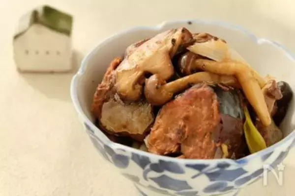 「【サバ缶でスピード飯！】ワンパンで炒めるだけ「きのこのサバ缶みそ炒め」作ってみた！みそバターがやみつき♡」の画像