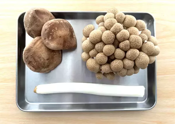 「【サバ缶でスピード飯！】ワンパンで炒めるだけ「きのこのサバ缶みそ炒め」作ってみた！みそバターがやみつき♡」の画像