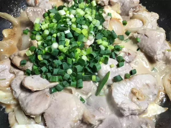 「【シェフ三國の冬はこってり系】チーズをソースに!?ブイヨン使わず「豚肉のカマンベールソース」作ろう！」の画像