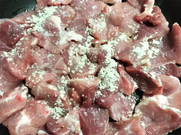 「【シェフ三國の冬はこってり系】チーズをソースに!?ブイヨン使わず「豚肉のカマンベールソース」作ろう！」の画像